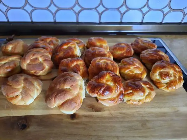 Die gl&auml;nzenden schwedischen Kanelbullar wurden vor dem Backen mit Ei bepinselt, die anderen Teilchen nicht.