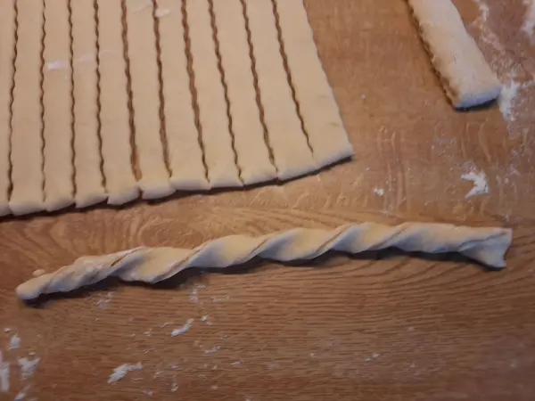 Die zusammengelegte Teigplatte habe ich in Streifen ger&auml;delt und zu einem gewundenen Strang geformt.