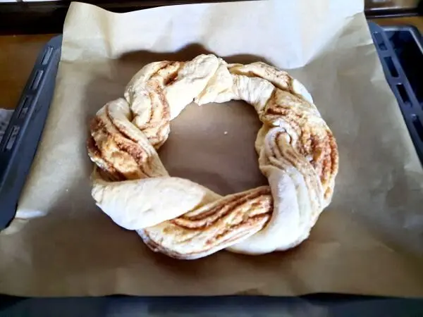 Osterkranz aus Hefeteig geformt: So gelingt Dir der h&uuml;bsch geflochtene Kranz mit saftiger Nussf&uuml;llung.