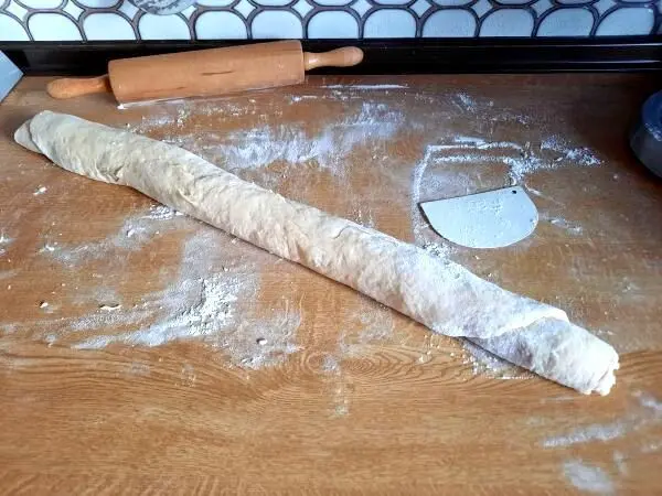 Hier ist der Hefeteig f&uuml;r den Osterkranz mit Nussf&uuml;llung bereits aufgerollt.