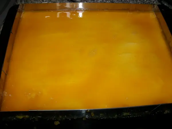 Wenn die Schmandcreme gut fest ist, gibt man vorsichtig die Maracujafl&uuml;ssigkeit auf die Torte und k&uuml;hlt sie dann erneut gut, um den Maracujaspiegel zu erhalten.