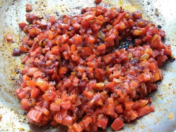 Meine Zwiebeln und Paprikaw&uuml;rfel wurden in Oliven&ouml;l mit richtig vielen R&ouml;staromen gut angebraten.