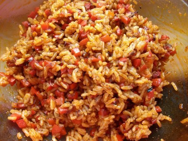 Dann alles mit dem Reis gut vermischen, auf Erbsen verzichte ich, weil ich diese nicht besonders gerne mag.