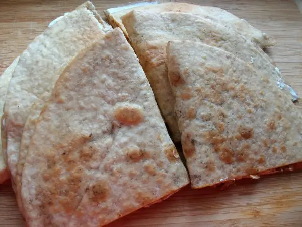 Die fertigen Wrap-H&auml;lften habe ich dann noch einmal in Viertel geteilt und diese dann mit Feldsalat angerichtet.