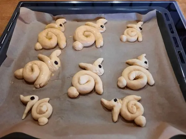 Nach dem Formen d&uuml;rfen alle H&auml;schen aus dem leckeren Quark&ouml;lteig auf dem Backblech Platz nehmen.