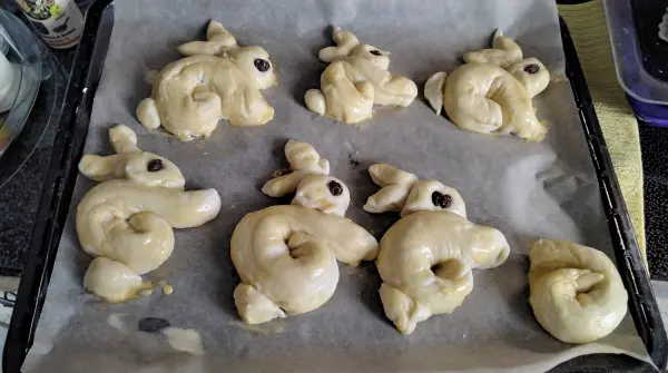 Die Osterhasen aus Hefeteig sind bereit f&uuml;r den Backofen, damit sie Farbe bekommen.
