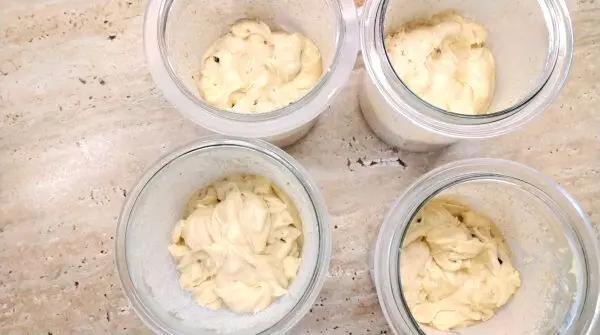 Der Apfelkuchen-Teig wird bis zur H&auml;lfte in die Weckgl&auml;ser gef&uuml;llt.