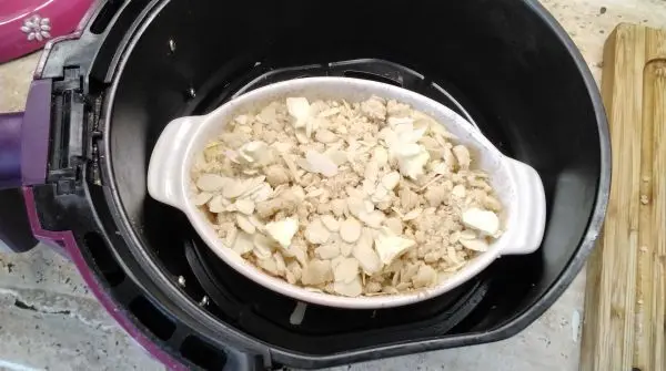 Die Form mit Butter ausbuttern, mit Zimtzucker ausstreuen, Apfelscheiben hineinlegen und die Streusel darüber. Die Form mit Butter ausbuttern, mit Zimtzucker ausstreuen, Apfelscheiben hineinlegen und die Streusel darüber.