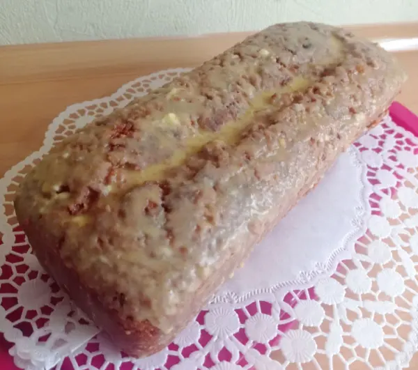 Ist der Kuchen nur noch lauwarm, wird er mit dem Guss übergossen und kann sodann gänzlich auskühlen. Ist der Kuchen nur noch lauwarm, wird er mit dem Guss übergossen und kann sodann gänzlich auskühlen.