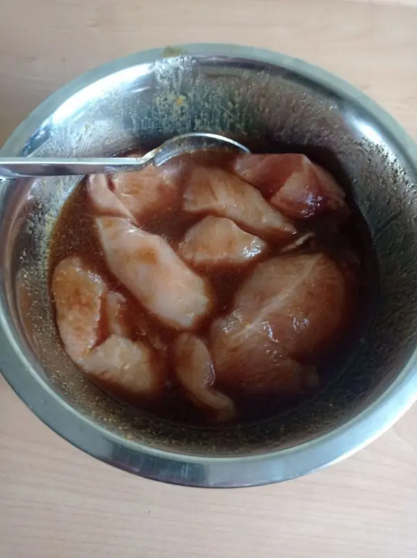 Die Marinade f&uuml;r die H&auml;hnchenbrust bereitet man vorab vor und legt das Fleisch f&uuml;r 30 Minuten ein, bevor es im Butterschmalz gebraten wird.