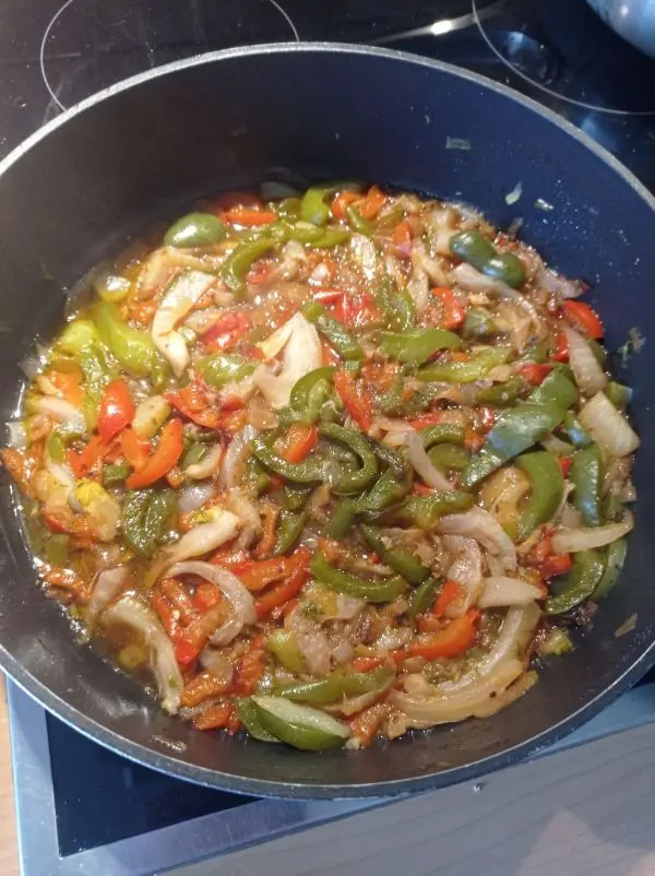 Ist das Gem&uuml;se bissfest gar, wird es noch einmal abgeschmeckt und bis zum Anrichten warm gehalten.