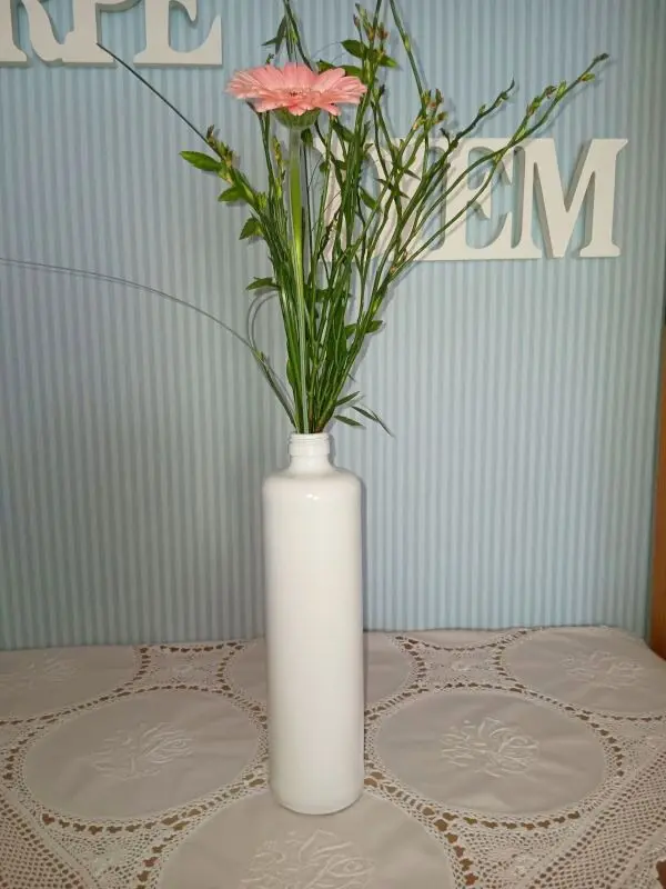 Alte Steingutflasche mit Heizk&ouml;rperlack zur modernen DIY-Vase im Vintage-Look umgestaltet.