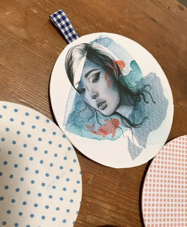 Durch die Schlaufe k&ouml;nnen B&auml;nder zum Aufh&auml;ngen der Pinnwand gezogen werden.