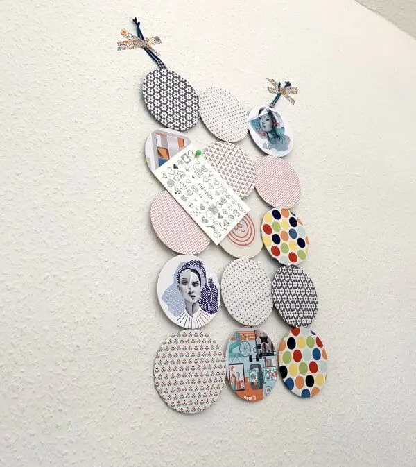 Die selbstgemachte Pinnwand aus Bierdeckeln und Stoff kann mit Washi-Tape aufgeh&auml;ngt werden.