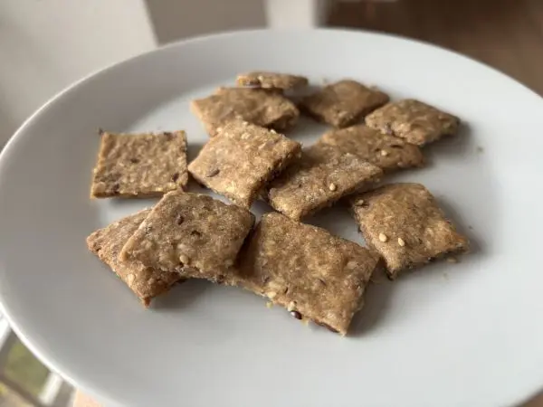 Die Cracker sind ein paar Tage haltbar, je nachdem wie du sie lagerst. Ich gebe sie in eine Keksbox.