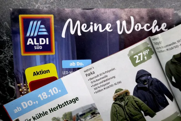 Eine Aldi-Woche wird dargestellt, mit Aktionsware auf einer Seite und einem Titelblatt für die Werbeaktion im Hintergrund.