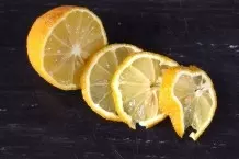 Zitronenscheiben als Eiswürfel