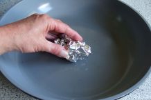 Kratzfreie Pfannenreinigung mit Alufolie