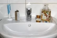 Glanz im Emaille-Waschbecken mit Zitronensaft