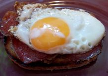Strammer Max (dunkle Brotscheiben mit Salami und Setzei)