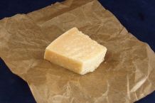 Käse in Backpapier einwickeln