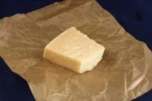 Käse in Backpapier einwickeln