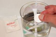 Elektrische Zahnbürstenaufsätze mit Gebissreiniger reinigen