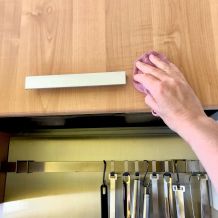 Hängeschränke mit Handwaschpaste putzen