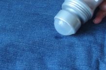 Fleck auf Kleidung mit Deoroller entfernen
