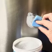 Edelstahl mit Handwaschpaste polieren
