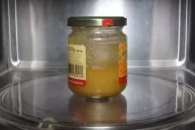 Kristallisierter Honig wird wieder flüssig - in der Mikrowelle