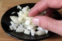 Zwiebeln schneiden: Was tun gegen stinkende Finger?