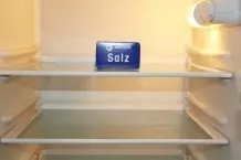 Schimmel im leeren Kühlschrank mit Salz vermeiden