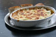 Gyros in Metaxasoße mit Käse überbacken