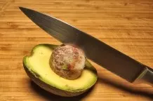 Avocado entkernen