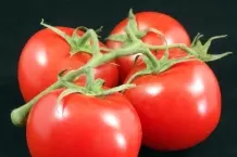 Frische Tomaten schälen