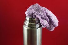 Thermoskanne mit Mikrofaser reinigen