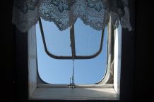 Fast blinde Dachfenster mit Glaskeramikreiniger reinigen