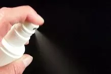 Gesichtswasser in eine Sprühflasche füllen