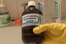 Schimmel im Bad mit H2O2 bekämpfen