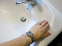 Metallische Kratzer in Keramikwaschbecken oder WC-Schüssel