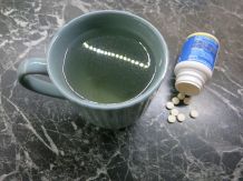 Tee mit Vitamintabletten süßen