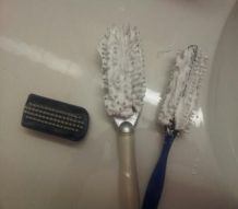 Haarbürsten und Kämme mit Rasierschaum reinigen