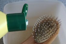 Bürsten mit Scheuermilch reinigen