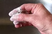 Mehl oder Backpulver gegen Sekundenkleber an den Händen