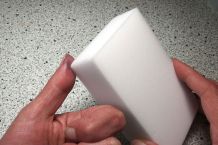 Druckertinte von Fingern mit Radierschwamm entfernen