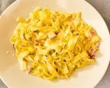 Pasta Carbonara mit geräuchertem Schinken