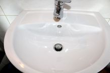 Metallkratzer im Waschbecken