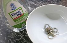 Schmuck mit Spüli reinigen