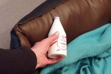 Kugelschreiber auf der Ledercouch mit Rasierwasser entfernen